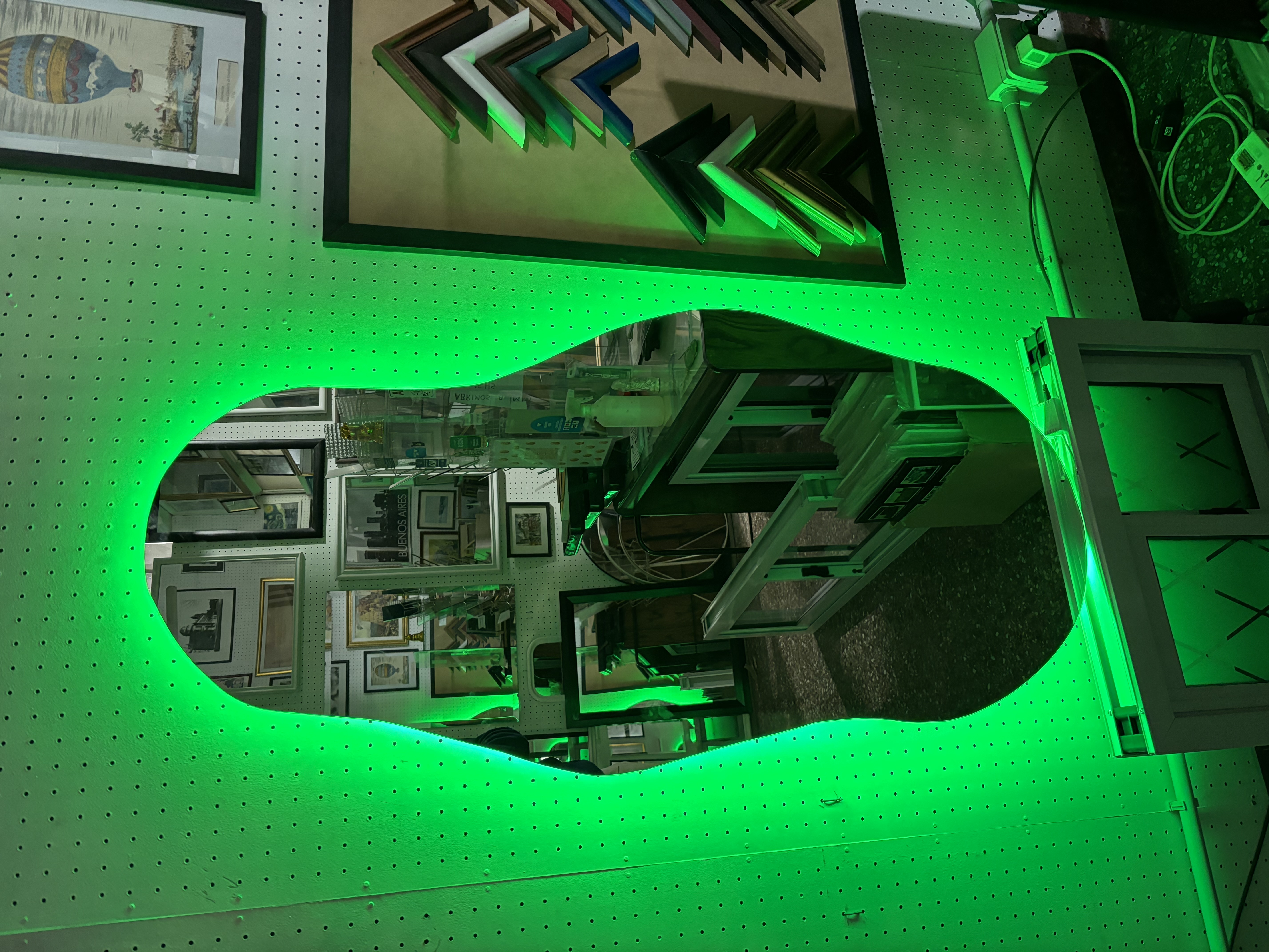 Espejo de Forma Irregular luz led multicolor 120x60 cm con Soporte