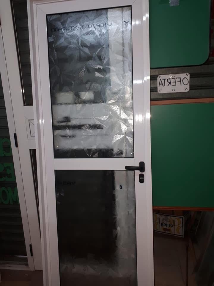 Puerta de aluminio y vidrio con division