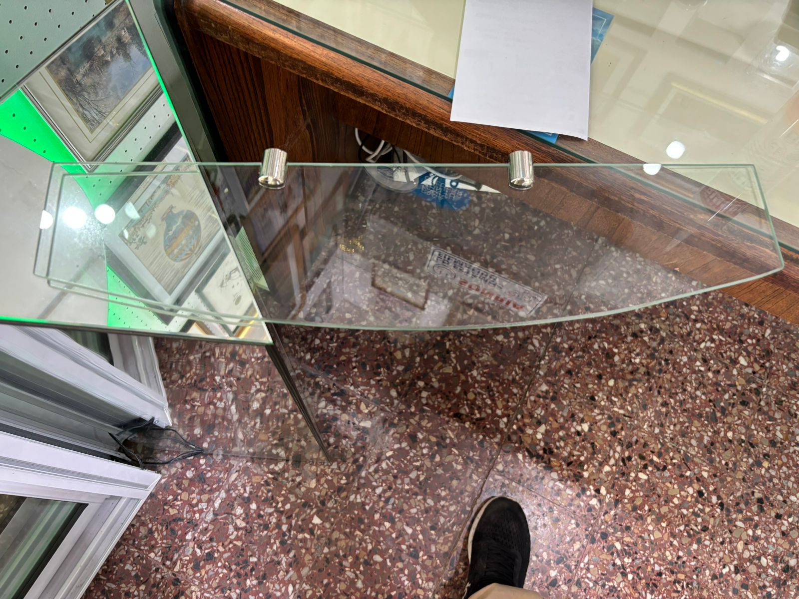 Estante de vidrio 6mm con borde curvo 12x50